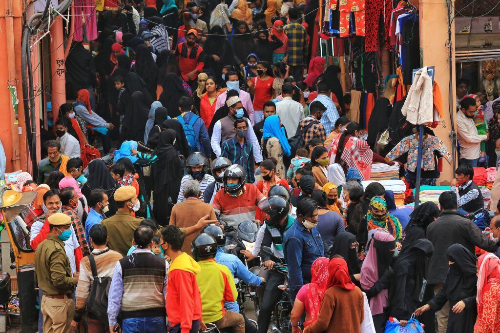 Masiva presencia de personas en un mercado de comida de Jaipur