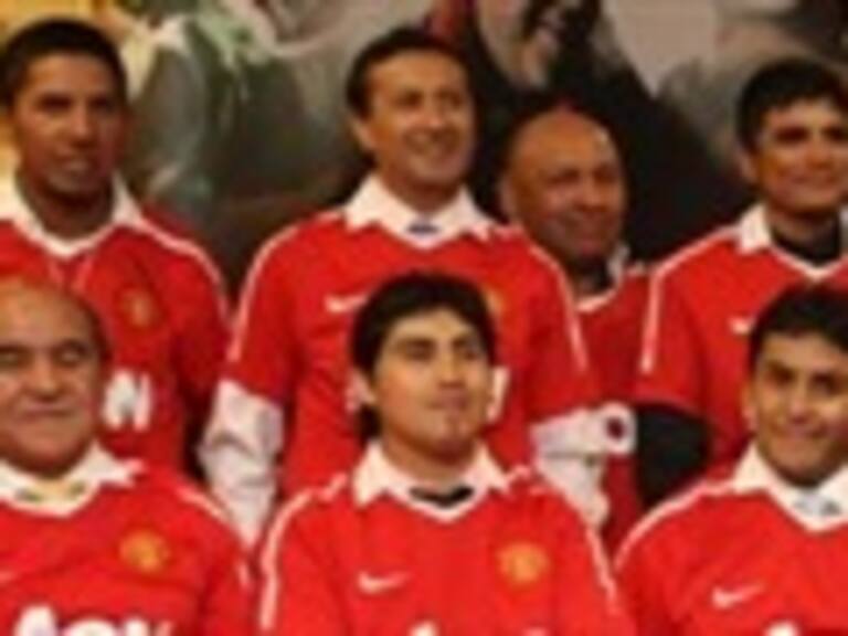 Sir Bobby Charlton recibió a los mineros que asistirán a partido de Manchester United