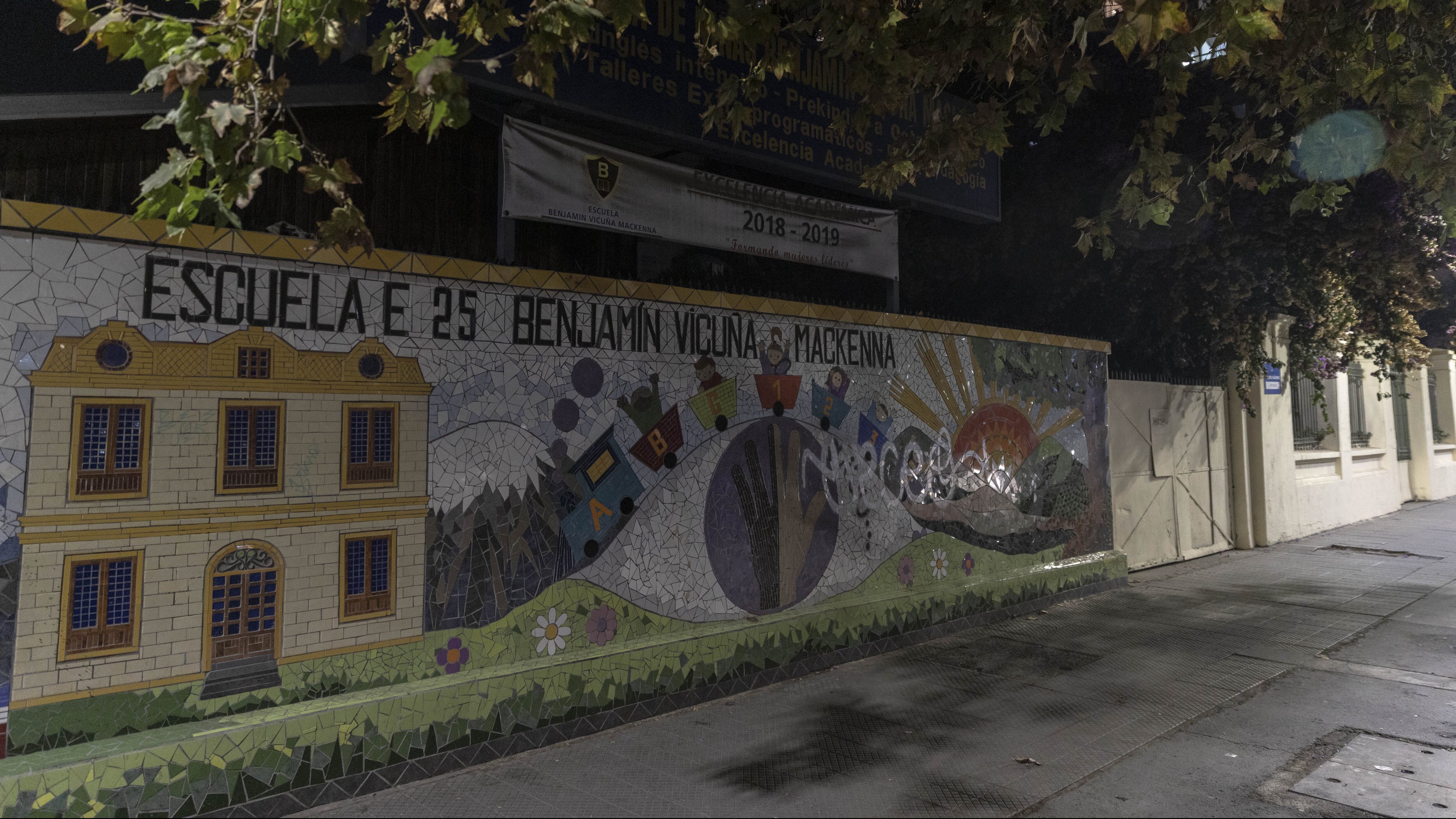 14 DE MAYO DE 2021/SANTIAGO Fachada Colegio Benjamin vicuña mackenna, sede de votación, sufrió robo de computadoras mientras tenia custodia militar.
PABLO ROJAS MADARIAGA/AGENCIAUNO AGENCIAUNO