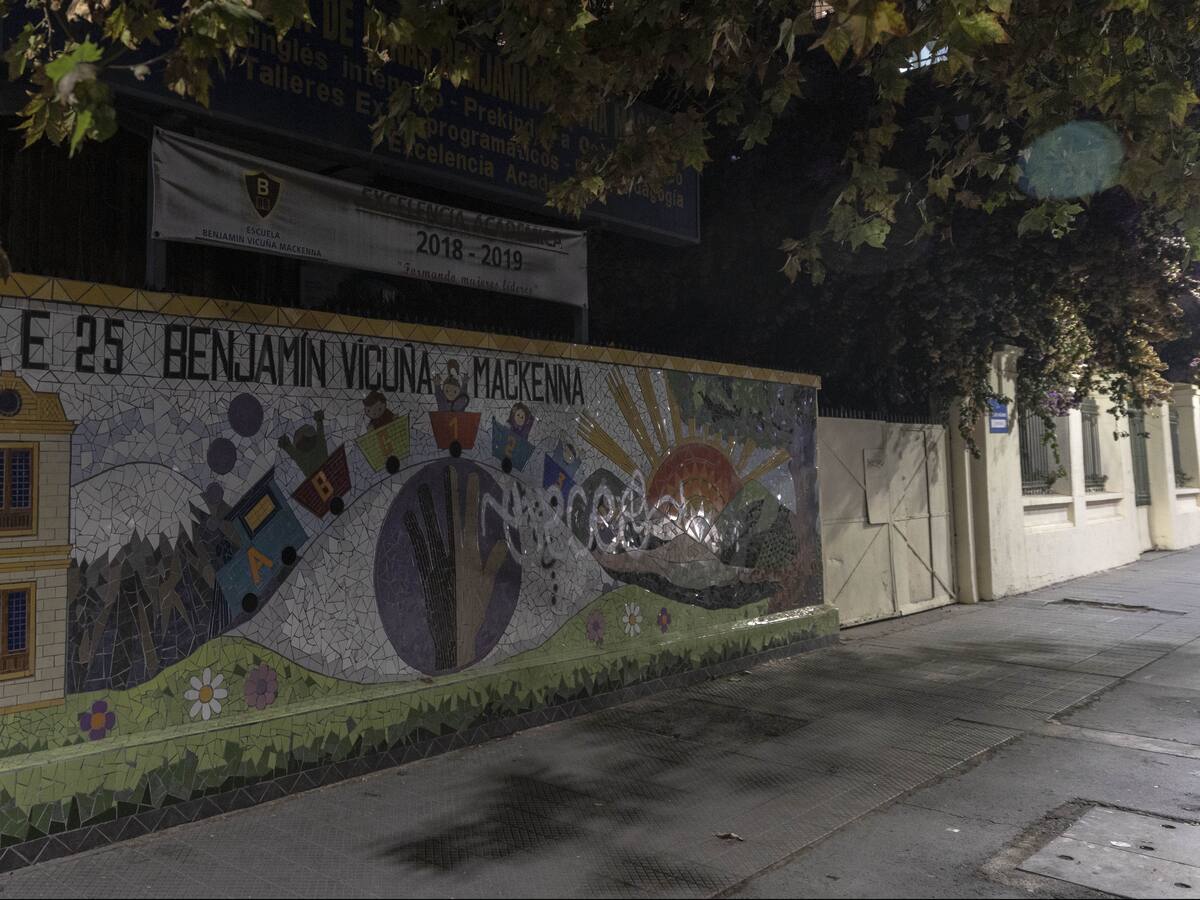 Banda de delincuentes robó 10 televisores en colegio de Santiago con custodia militar