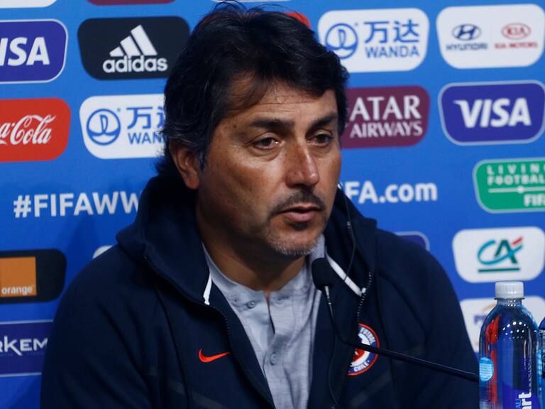 Entrenador de la Roja femenina tras la caída ante Eslovaquia: «Vi rendimientos que me dejaron muy conforme»