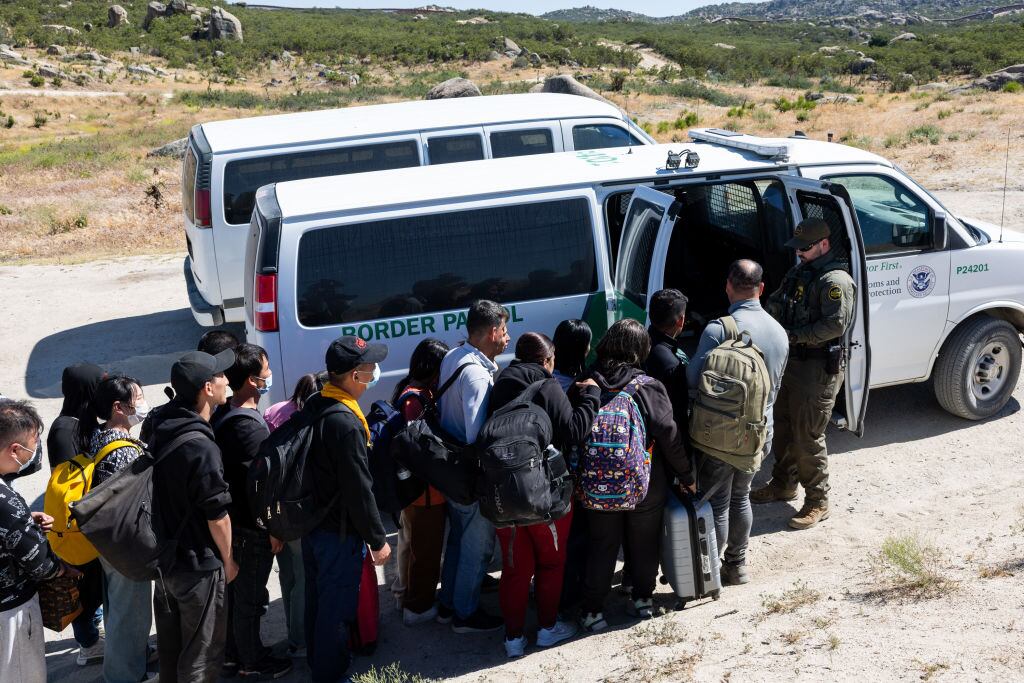 Agentes de la patrulla fronteriza de Estados Unidos detienen a migrantes irregulares en el Estado de California.