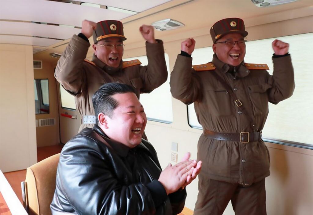 Kim Jong Un celebra un ensayo de misil balístico en Corea del Norte