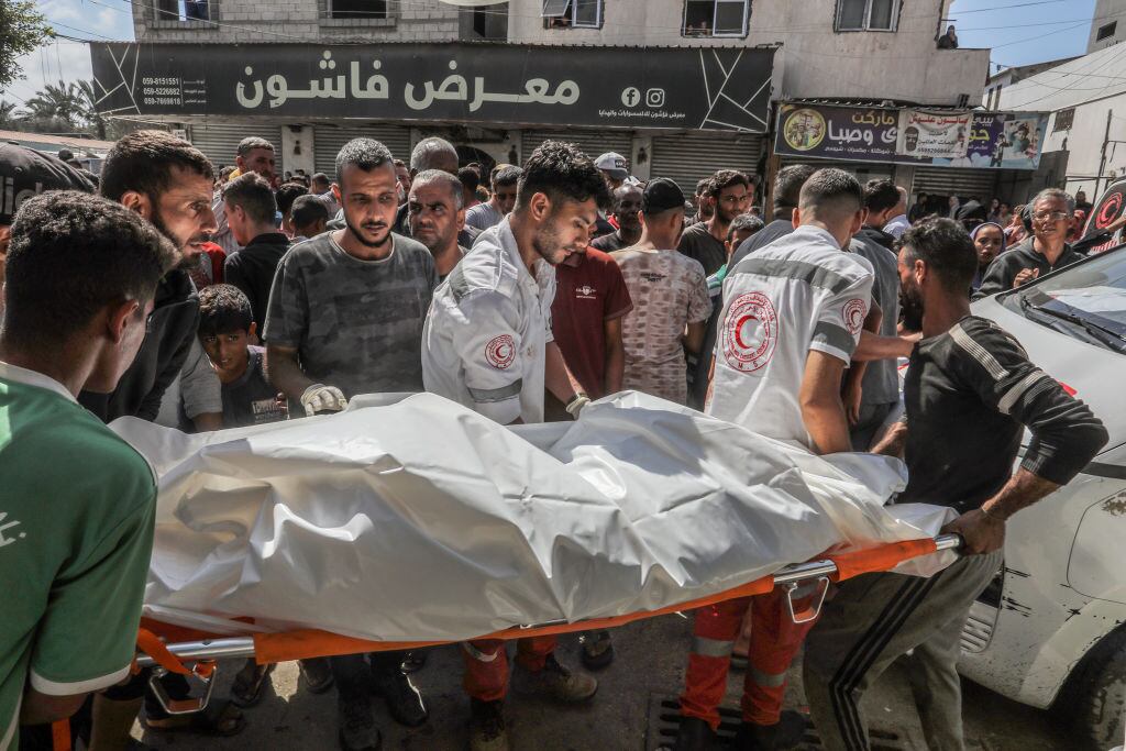 La Cruz Roja de Palestina lleva cuerpo de personas asesinadas en los ataques militares de Israel en contra de la Franja de Gaza