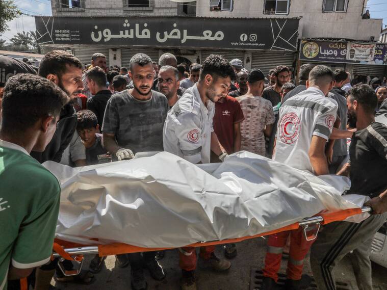 La Cruz Roja de Palestina lleva cuerpo de personas asesinadas en los ataques militares de Israel en contra de la Franja de Gaza