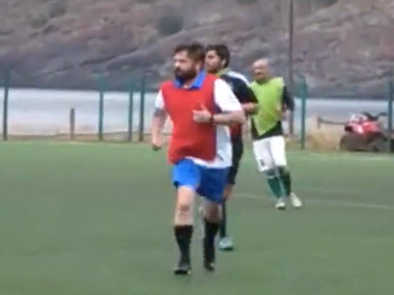 Viralizan video de Gabriel Boric jugando a la pelota en Juan Fernández