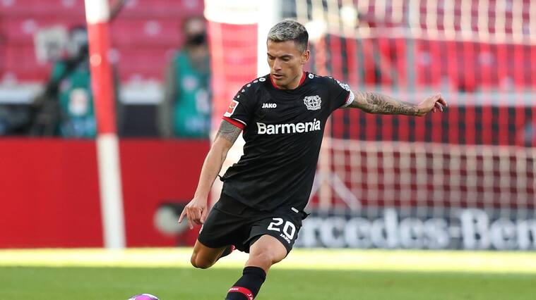 03 October 2020, Baden-Wuerttemberg, Stuttgart: Football: Bundesliga, VfB Stuttgart - Bayer Leverkusen, 3rd matchday, Mercedes-Benz Arena. Leverkusen's Charles Aranguiz in action. Photo: Tom Weller/dpa - IMPORTANT NOTE: In accordance with the regulations of the DFL Deutsche Fußball Liga and the DFB Deutscher Fußball-Bund, it is prohibited to exploit or have exploited in the stadium and/or from the game taken photographs in the form of sequence images and/or video-like photo series. (Photo by Tom Weller/picture alliance via Getty Images)