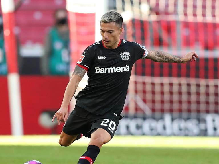 03 October 2020, Baden-Wuerttemberg, Stuttgart: Football: Bundesliga, VfB Stuttgart - Bayer Leverkusen, 3rd matchday, Mercedes-Benz Arena. Leverkusen's Charles Aranguiz in action. Photo: Tom Weller/dpa - IMPORTANT NOTE: In accordance with the regulations of the DFL Deutsche Fußball Liga and the DFB Deutscher Fußball-Bund, it is prohibited to exploit or have exploited in the stadium and/or from the game taken photographs in the form of sequence images and/or video-like photo series. (Photo by Tom Weller/picture alliance via Getty Images)