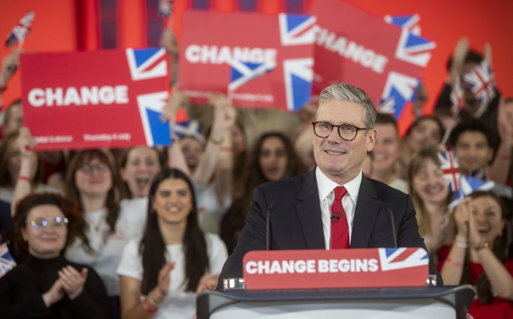 El líder del partido laborista Keir Starmer festeja con sus seguidores el triunfo en las elecciones generales del Reino Unido.