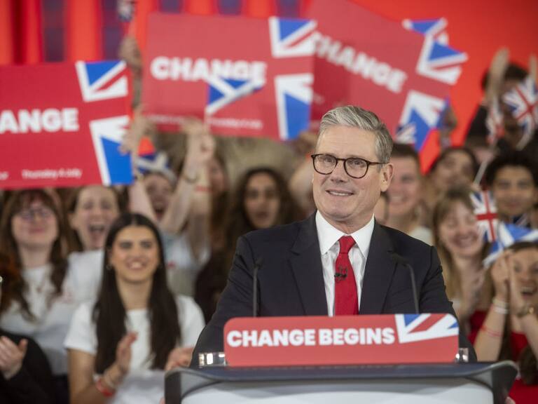 El líder del partido laborista Keir Starmer festeja con sus seguidores el triunfo en las elecciones generales del Reino Unido.