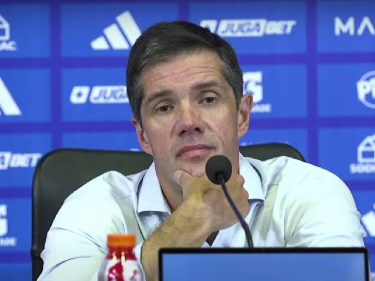 “Clark es cobarde. Irse tres días antes de una junta de accionistas demuestra temor; es cosa de compararlo con Tagle”