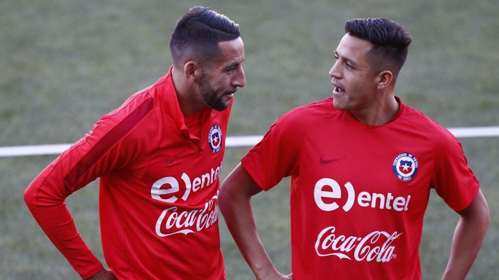 2 de Septiembre del 2017/CALAMA Primer entrenamiento de la Seleccion Chilena de Futbol en Calama, ciudad donde se encuentra concentrada para su partido del martes contra Bolivia por las Eliminatorias a Rusia 2018. El entrenamiento fue abierto al Publico. En la imagen Mauricio Isla y Alexis Sanchez.
FOTO: RODRIGO SAENZ/AGENCIAUNO.