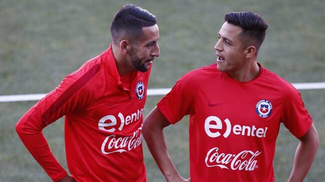 2 de Septiembre del 2017/CALAMA Primer entrenamiento de la Seleccion Chilena de Futbol en Calama, ciudad donde se encuentra concentrada para su partido del martes contra Bolivia por las Eliminatorias a Rusia 2018. El entrenamiento fue abierto al Publico. En la imagen Mauricio Isla y Alexis Sanchez.
FOTO: RODRIGO SAENZ/AGENCIAUNO.