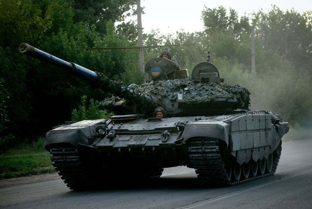 Un tanque y soldados de Ucrania se trasladan por un camino en Donetsk