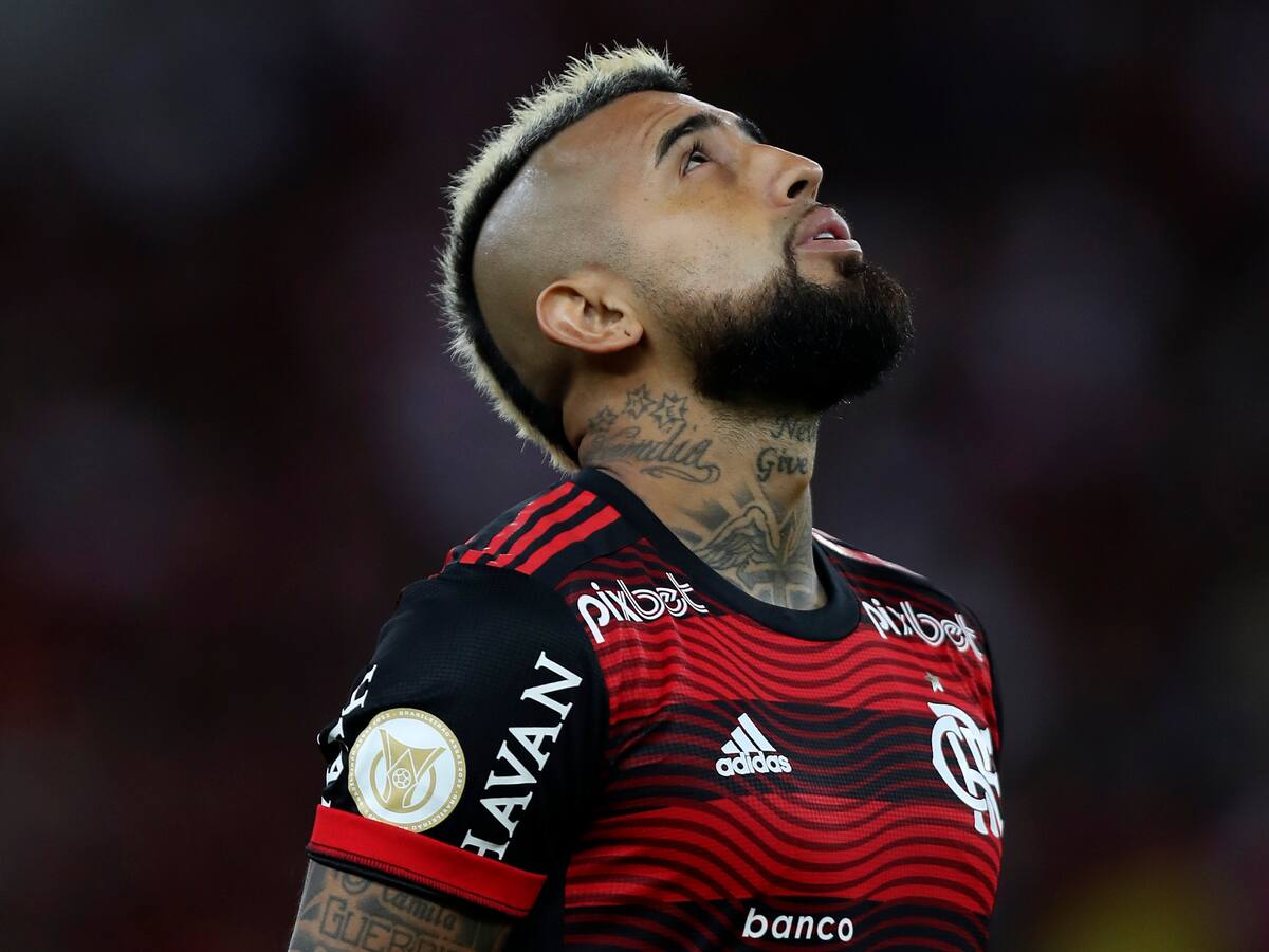 Blanco y Negro define reunión de directorio para resolver las trabas en la negociación por Arturo Vidal