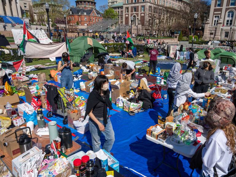 Los estudiantes de la Universidad de Columbia crean un campamento de solidaridad por Gaza frente a la rectoría, en Nueva York de Estados Unidos.