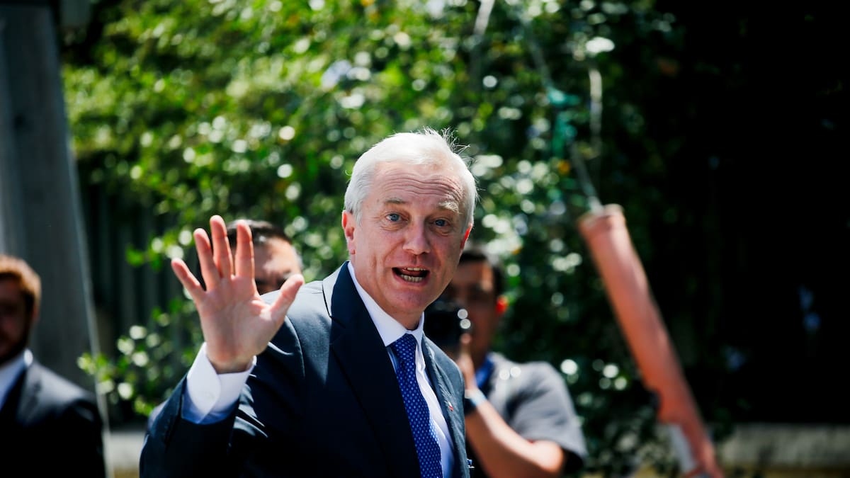 Presidente electo José Antonio Kast es recibido con aplausos en Santiago tras gira por Centroamérica
