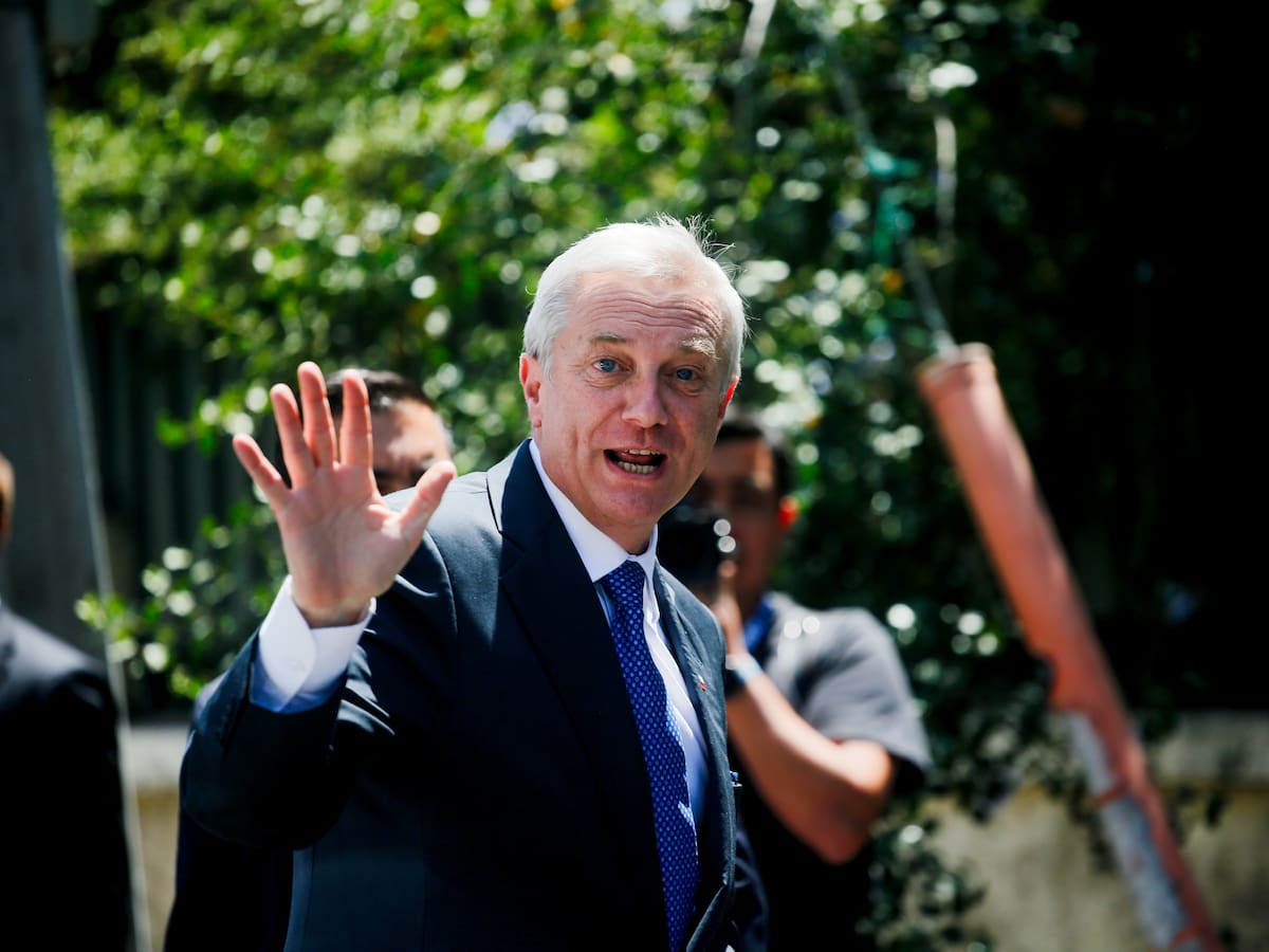 Presidente electo José Antonio Kast es recibido con aplausos en Santiago tras gira por Centroamérica