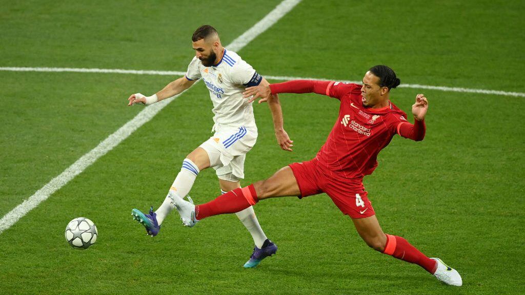 PARIS, FRANCE - MAY 28: Karim Benzema of Real Madrid is challenged by Virgil van Dijk of Liverpool during the UEFA Champions League final match between Liverpool FC and Real Madrid at Stade de France on May 28, 2022 in Paris, France. (Photo by Matthias Hangst/Getty Images)