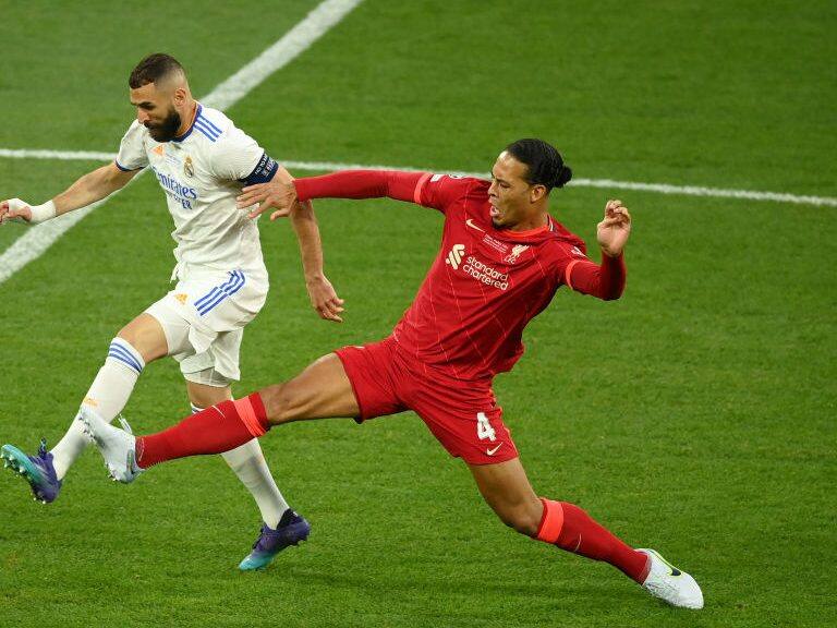 PARIS, FRANCE - MAY 28: Karim Benzema of Real Madrid is challenged by Virgil van Dijk of Liverpool during the UEFA Champions League final match between Liverpool FC and Real Madrid at Stade de France on May 28, 2022 in Paris, France. (Photo by Matthias Hangst/Getty Images)