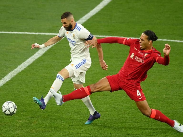 PARIS, FRANCE - MAY 28: Karim Benzema of Real Madrid is challenged by Virgil van Dijk of Liverpool during the UEFA Champions League final match between Liverpool FC and Real Madrid at Stade de France on May 28, 2022 in Paris, France. (Photo by Matthias Hangst/Getty Images)