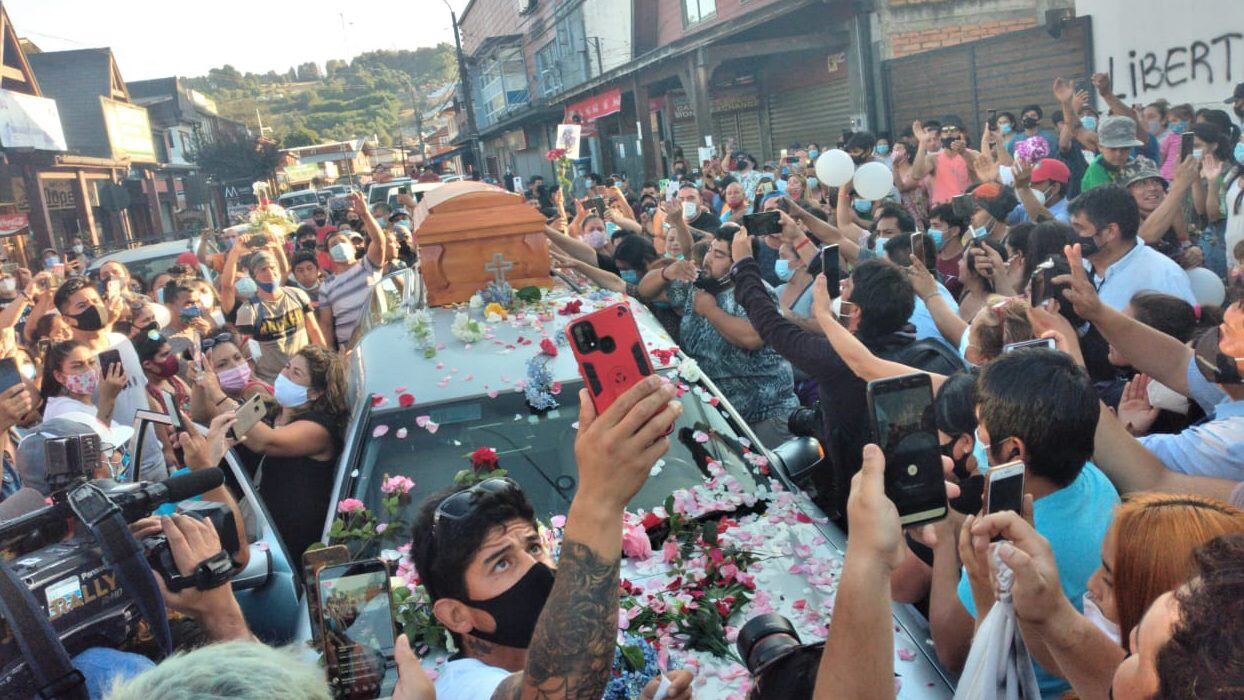 personas despiden a malabarista baleado por carabinero en Panguipulli
