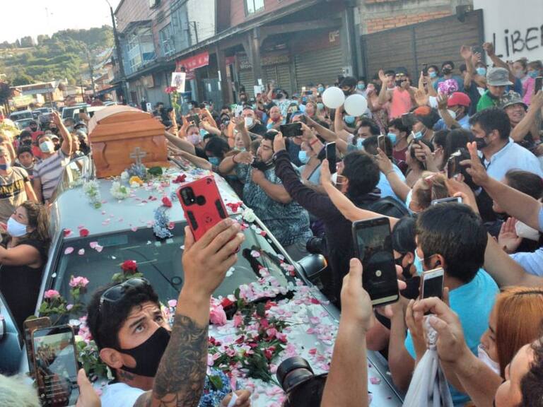 personas despiden a malabarista baleado por carabinero en Panguipulli