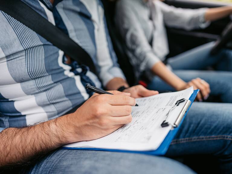 Examen práctico para conducir en Chile: ¿Se puede realizar en un vehículo automático?