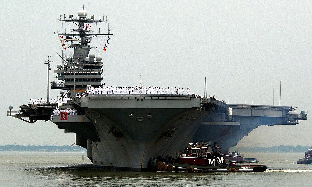 Un grupo de marinos saluda desde el USS Theodore Roosevelt en una de sus salidas desde EEUU