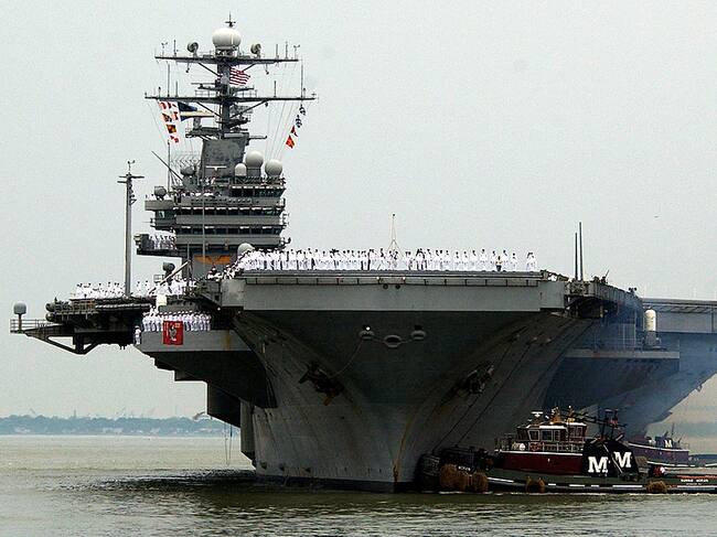 Un grupo de marinos saluda desde el USS Theodore Roosevelt en una de sus salidas desde EEUU