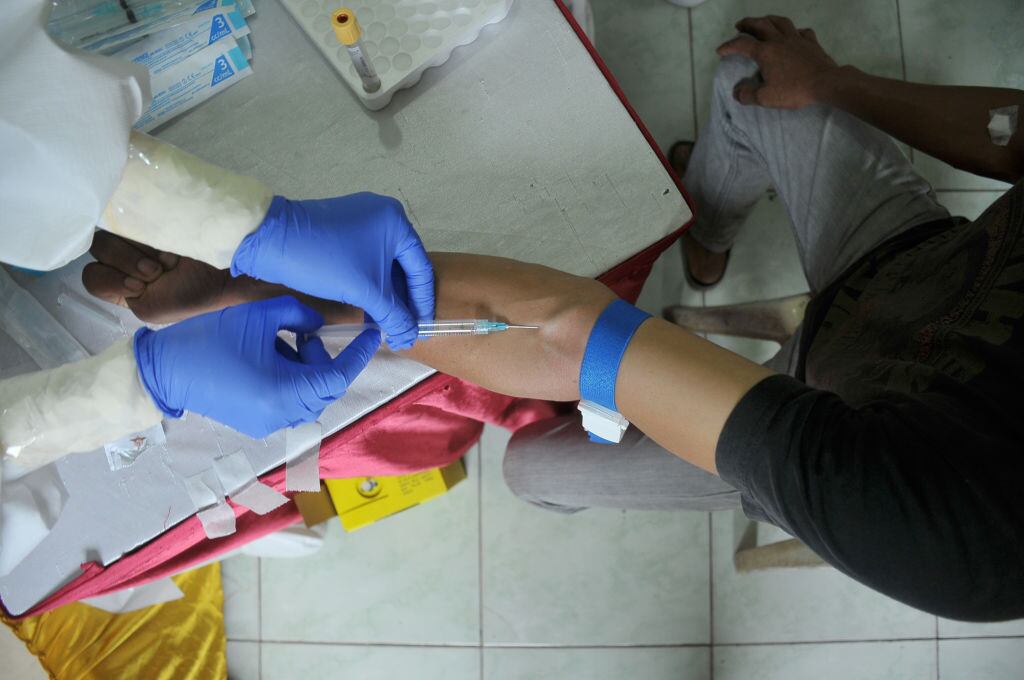 Médico aplica una vacuna contra la hepatitis