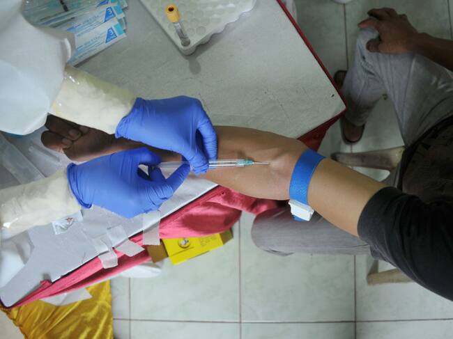 Médico aplica una vacuna contra la hepatitis