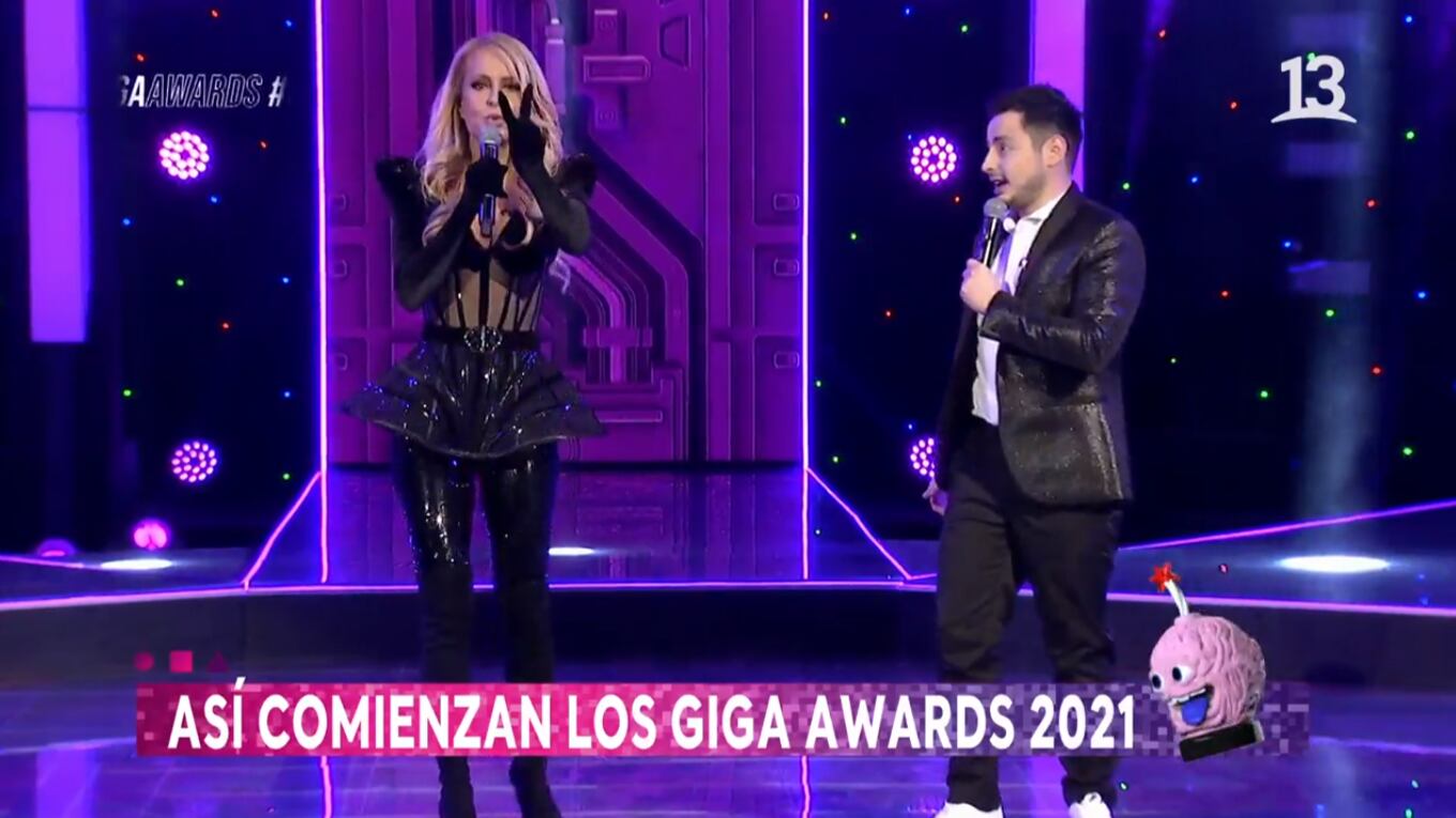 Llamativo vestuario de Cecilia Bolocco | Captura