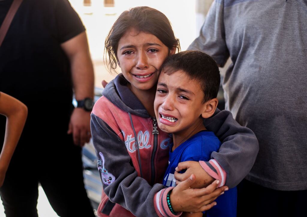 Niños palestinos lloran en medio de los bombardeos de Israel sobre Gaza