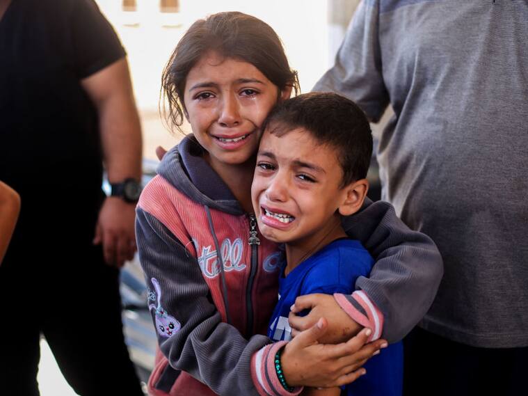 Niños palestinos lloran en medio de los bombardeos de Israel sobre Gaza