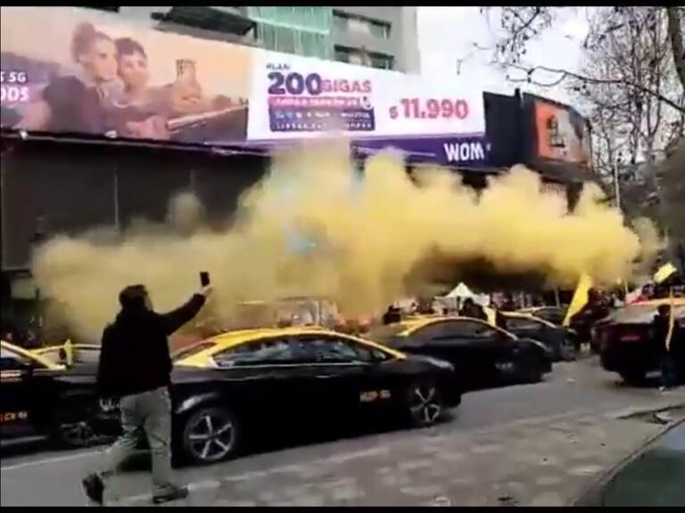 Con banderas y petardos: protesta de taxistas contra apps de transportes se toma la Alameda