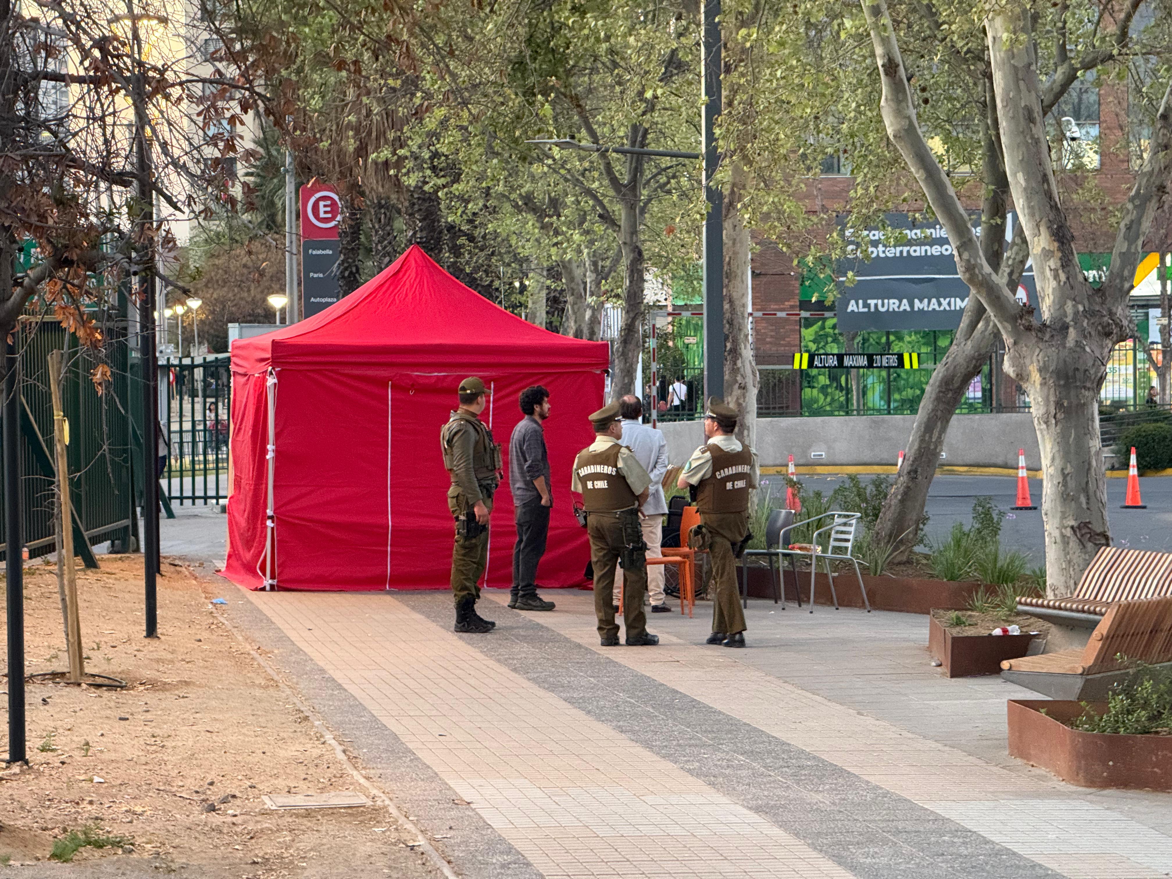 Hombre muere en Mall Plaza Vespucio
