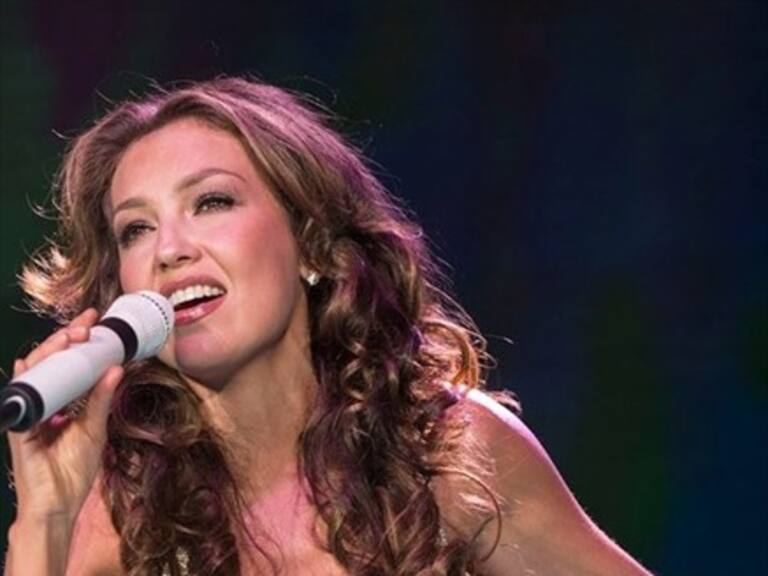 Thalía casi pasa el bochorno de su vida: intentaron desnudarla en un show