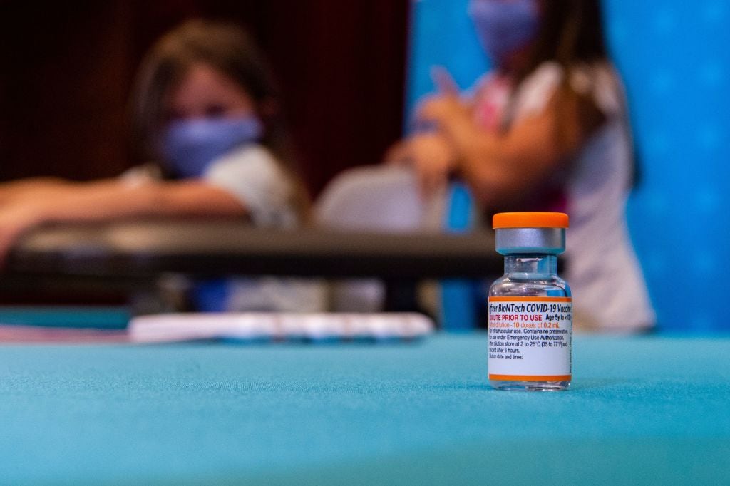 Dosis de la vacuna de Pfizer contra el Covid-19 en hospital de Connecticut