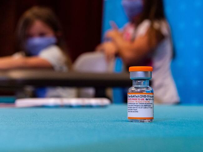 Dosis de la vacuna de Pfizer contra el Covid-19 en hospital de Connecticut
