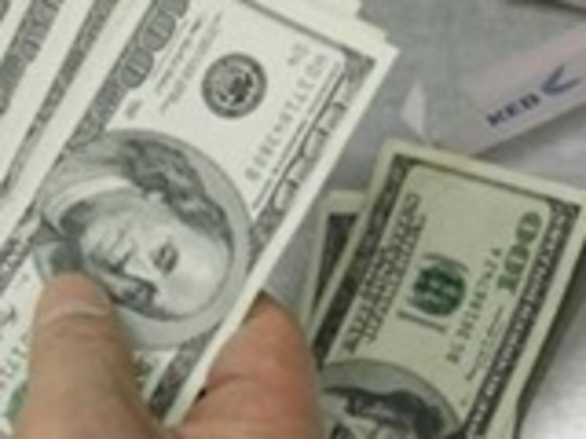 Dólar bajó y cae por primera vez de los 700 pesos