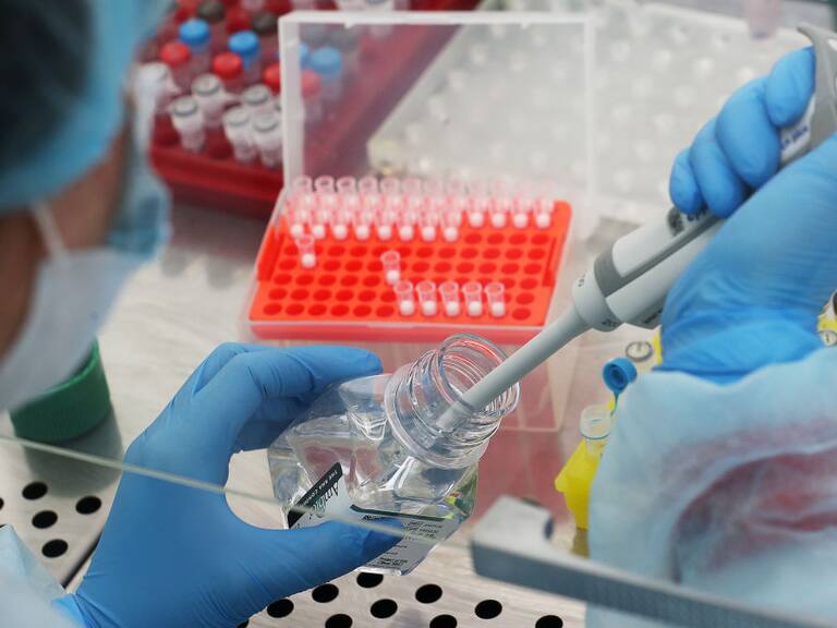 Científicos trabajando para combatir el coronavirus