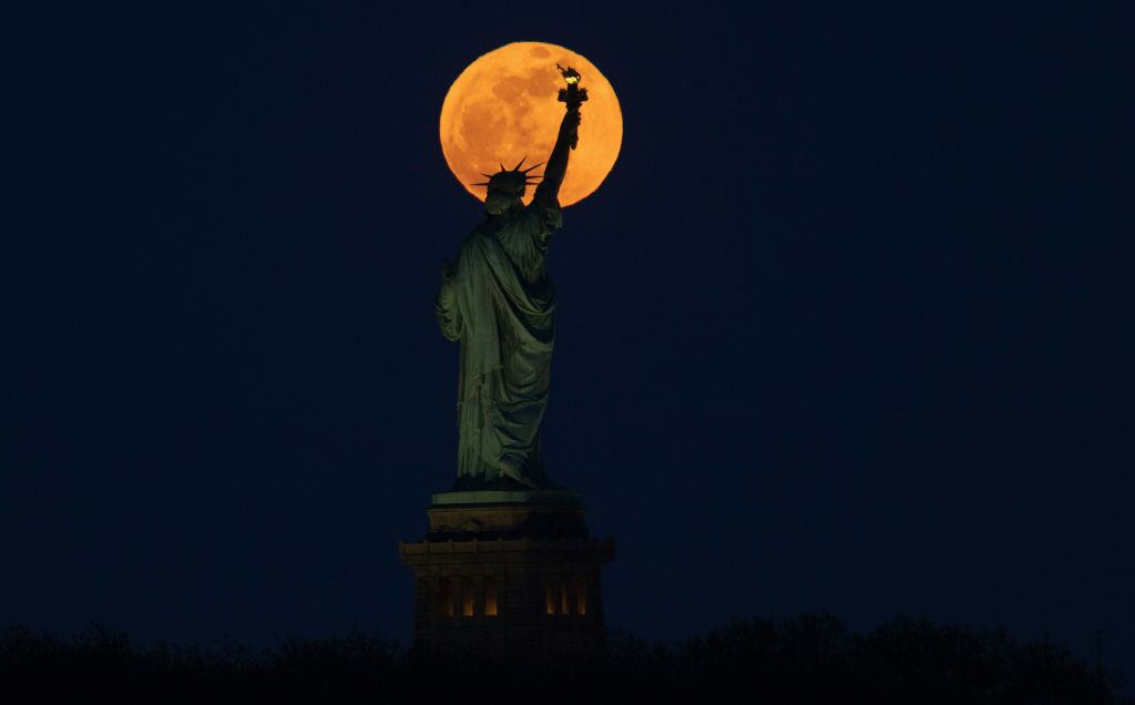 Getty Images | El fenómeno "Luna Rosa" en la Estatua de la Libertad en Nueva York, Estados Unidos