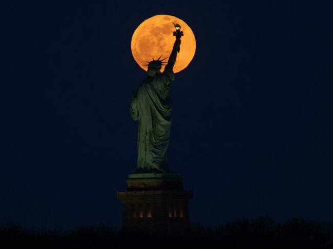 Getty Images | El fenómeno "Luna Rosa" en la Estatua de la Libertad en Nueva York, Estados Unidos