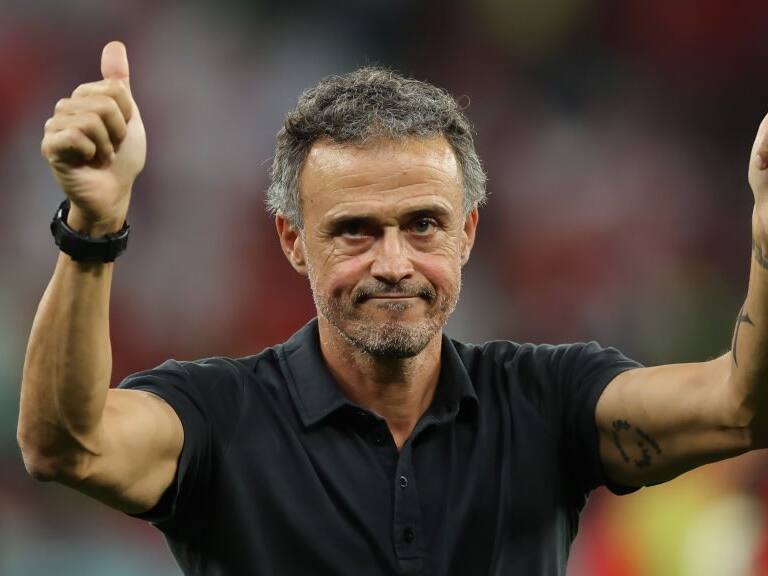 AL RAYYAN, QATAR - DECEMBER 06: Luis Enrique Head coach of Spain salutes the fans following the penalty shoot out defeat in the FIFA World Cup Qatar 2022 Round of 16 match between Morocco and Spain at Education City Stadium on December 06, 2022 in Al Rayyan, Qatar. (Photo by Youssef Loulidi/Fantasista/Getty Images)