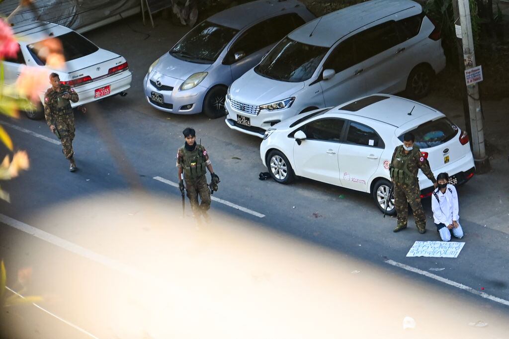 Militares birmanos detienen a una manifestante