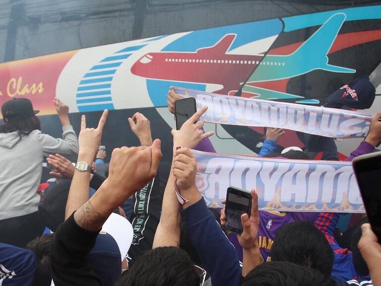 Hinchas de la U protagonizaron masivo banderazo en la previa del Superclásico ante Colo Colo