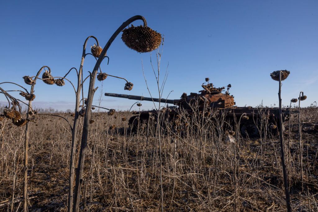 Flores muertas frente a un tanque abandonado en la zona de Járkov en Ucrania