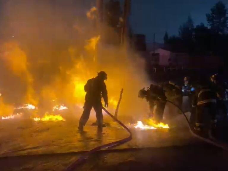 Emergencia en La Florida: una fuga de gas subterránea con fuego está siendo combatida por Bomberos