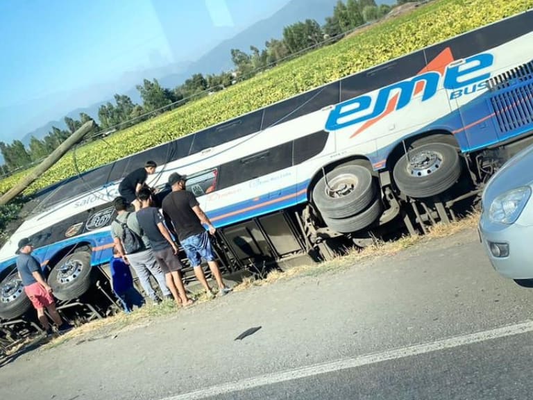 Decretan prisión preventiva para chofer de bus que se volcó en Chimbarongo tras dar positivo a cocaína